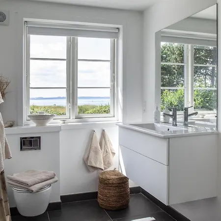 Stunning Ocean View And Private Beach 度假居 *